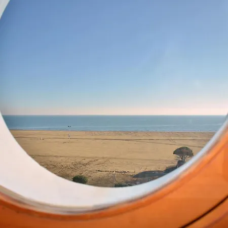 Experience The Breeze In Our Bright Flat 아파트 *